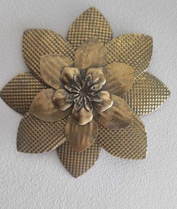 Conjunto decorativo com três flores elegantes e delicadas em latão dourado - Marca Mathilde M