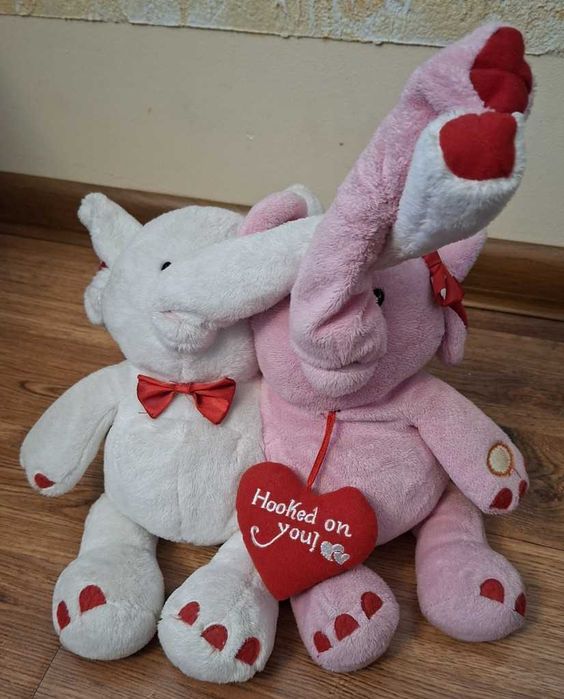 Maskotka, pluszak, dwa słoniki złączone trąbami z muzyką, 31 cm