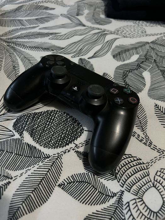 PS4 Slim 1T + DualShock + Jogos