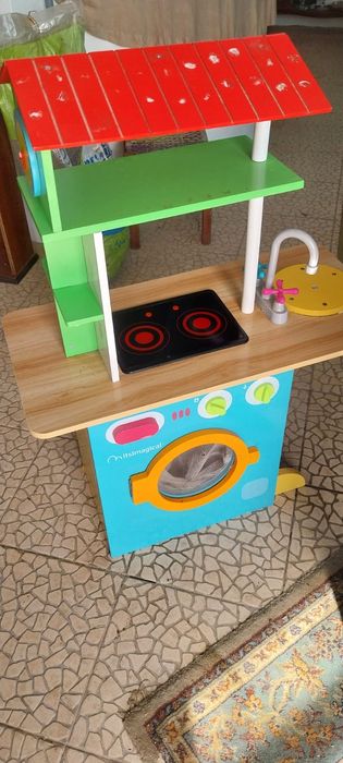 Cozinha e máquina lavar roupa criança