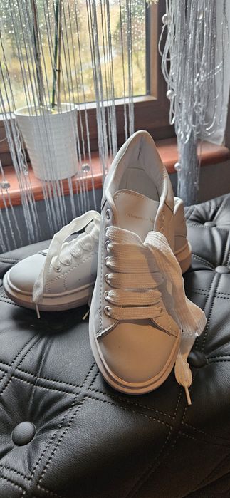 Białe sneakersy skórzane r.39