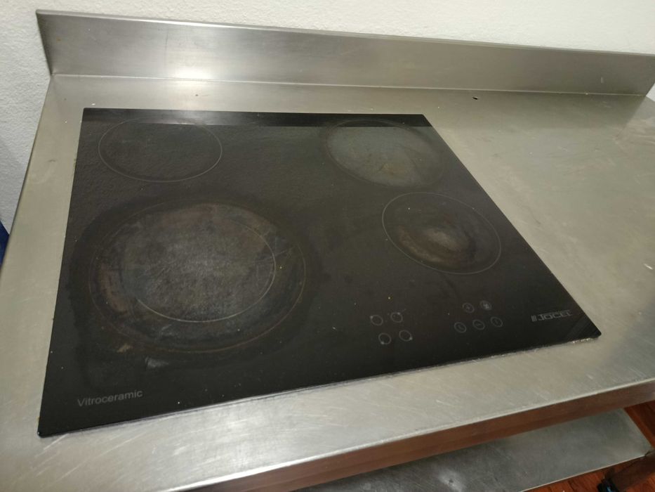 Bancada de cozinha com fogão elétrico
