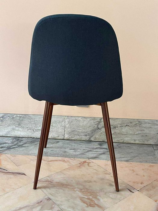 Cadeira elegante de tecido azul escuro