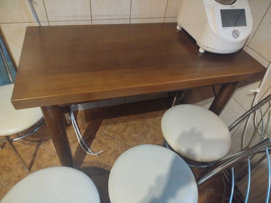 Stół dębowy z krzesłami
