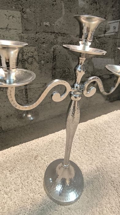 Belíssimo castiçal três lumes em metal, medidas: 44/30cm