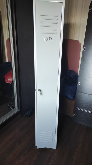 Шкаф металлический с подставкой