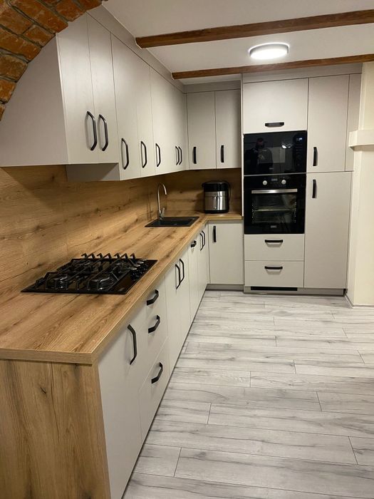 Kuchnia na wymiar, szafa, schody