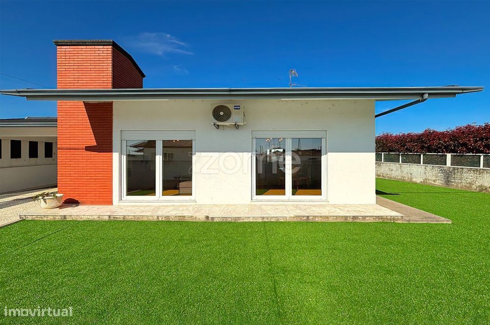 Moradia T3 térrea, independente com jardim em Vila Nova da Telha