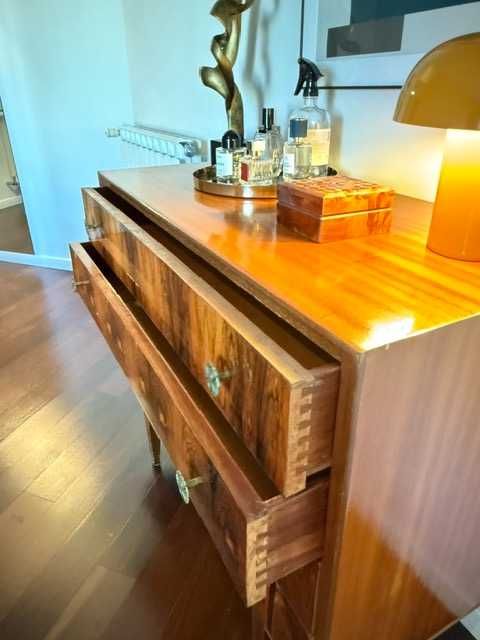 Comoda vintage datada de 1966