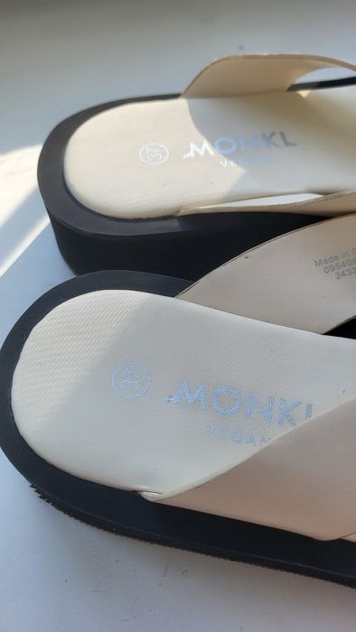 Шльопанці.    .              .