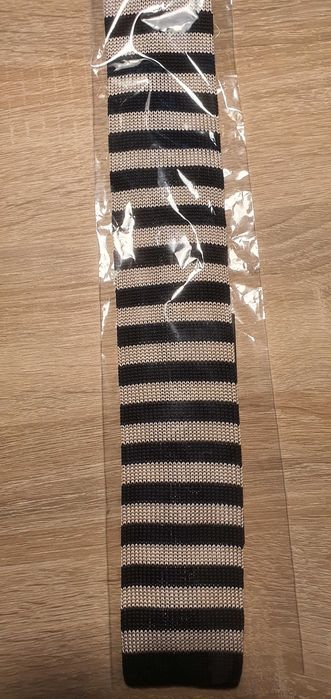 Nowy krawat typu knit marki Bytom