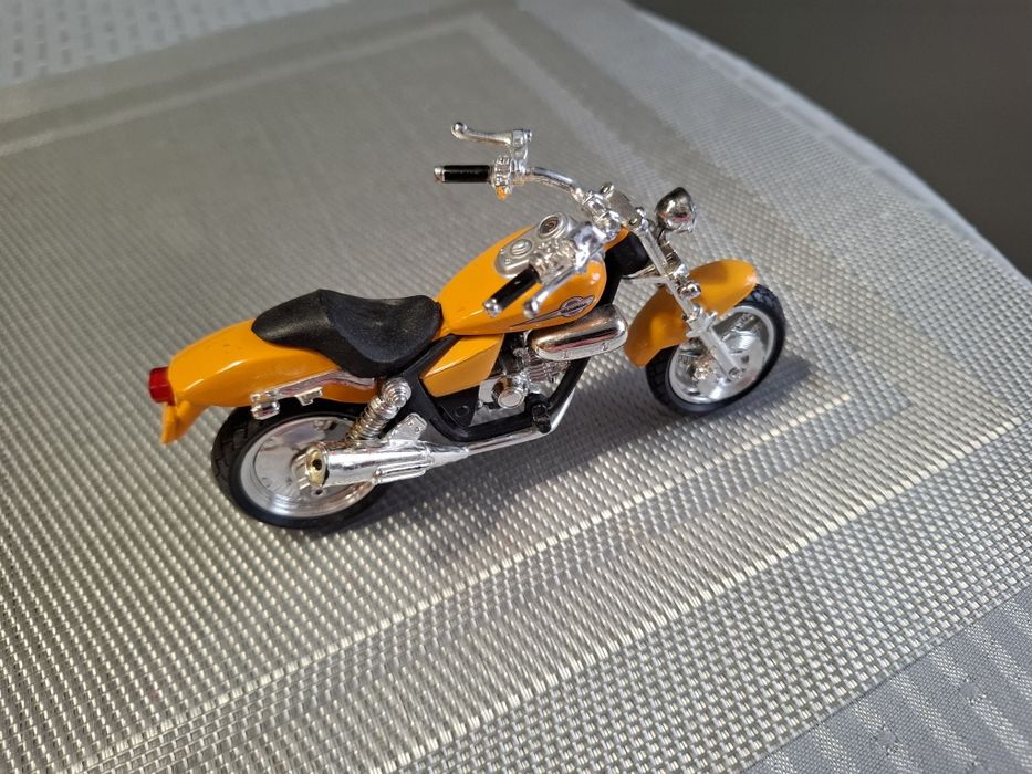 Model motor skala 1:12