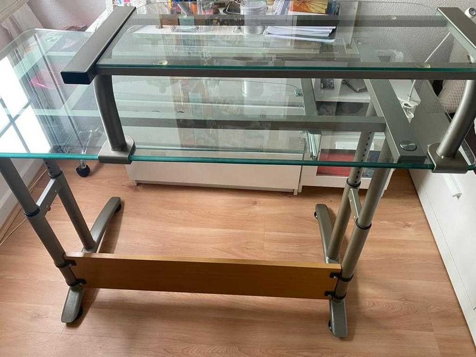 Mesa de secretária de vidro temperado com estrutura de metal
