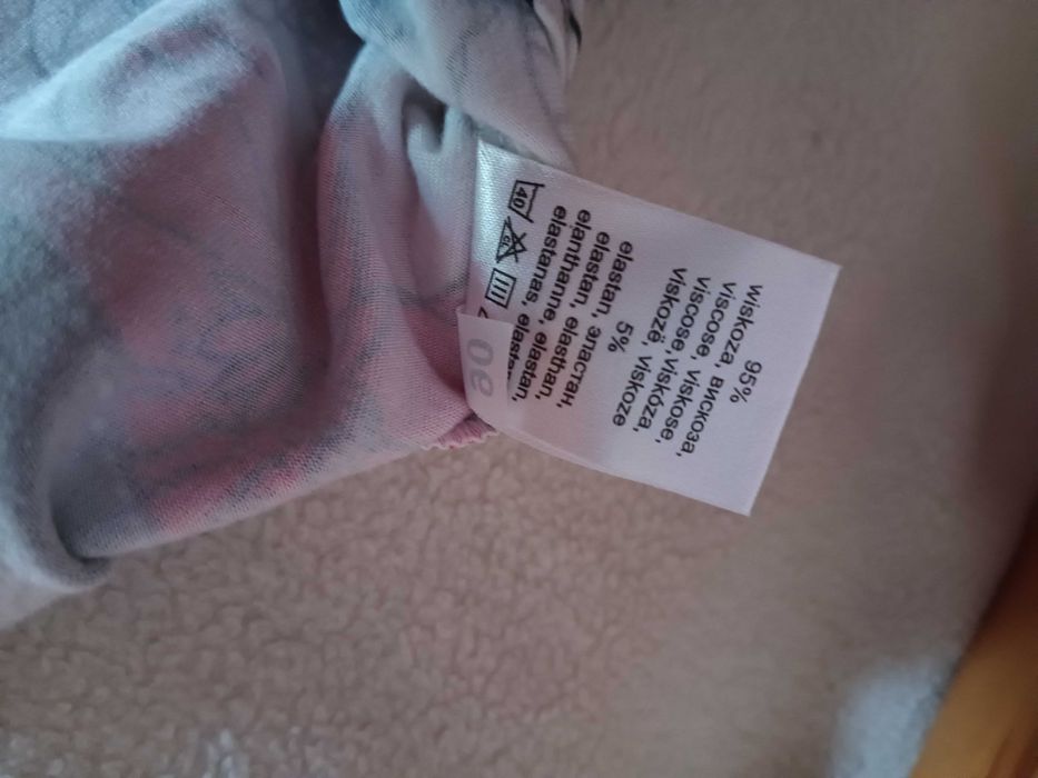 T-shirt damski z krótkim rękawem w czarno czerwone kwiaty S/M