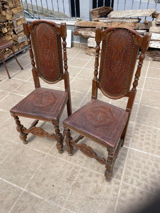 2 Cadeiras vintage em madeira maciça com assento em couro