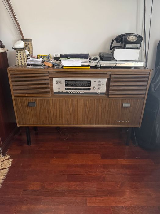 Móvel com rádio da marca telefunken