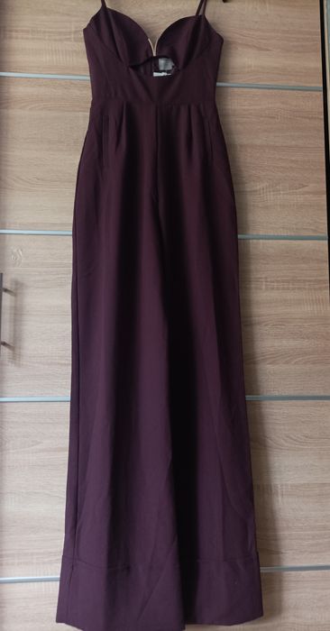 Fioletowy kombinezon na ramiączkach z prostymi, szerokimi nogawkami i