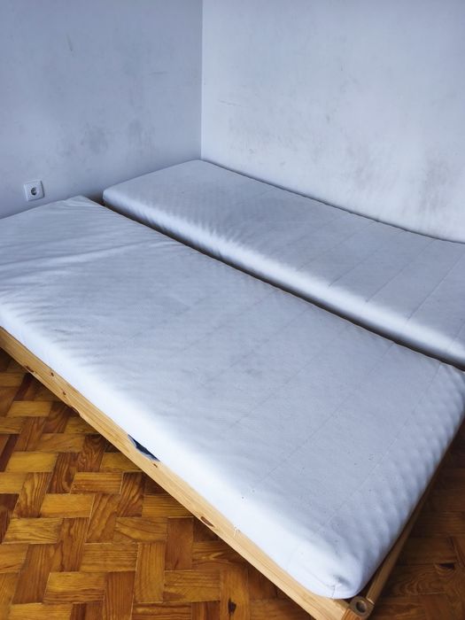 Camas IKEA solteiro 90 x 200 em pinho + colchões