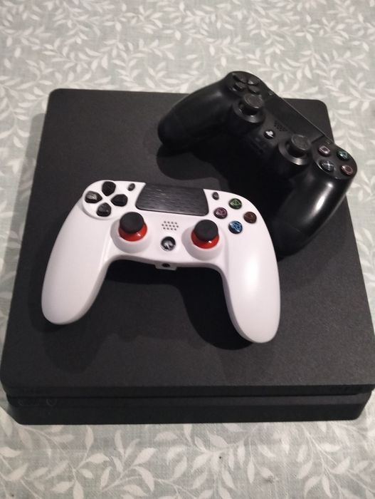 PlayStation 4 com comandos