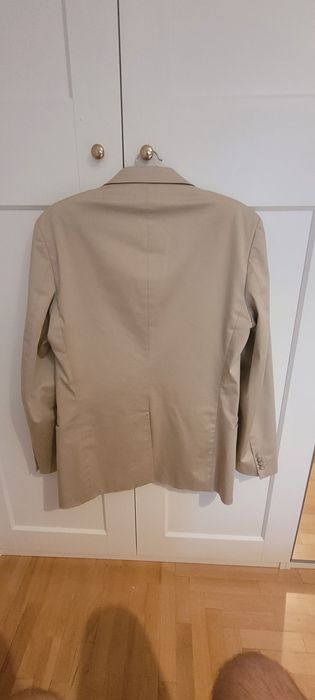 Elegancki, beżowy, slimowany garnitur z lśniącą nicią od Hugo Boss