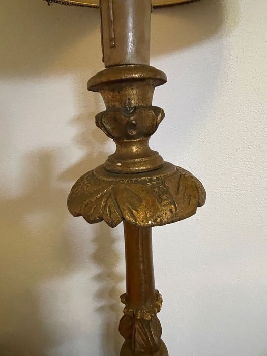 Candeeiro de pé alto em talha dourada