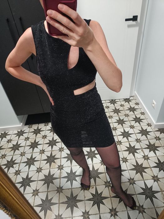 Czarna sukienka z wycięciem