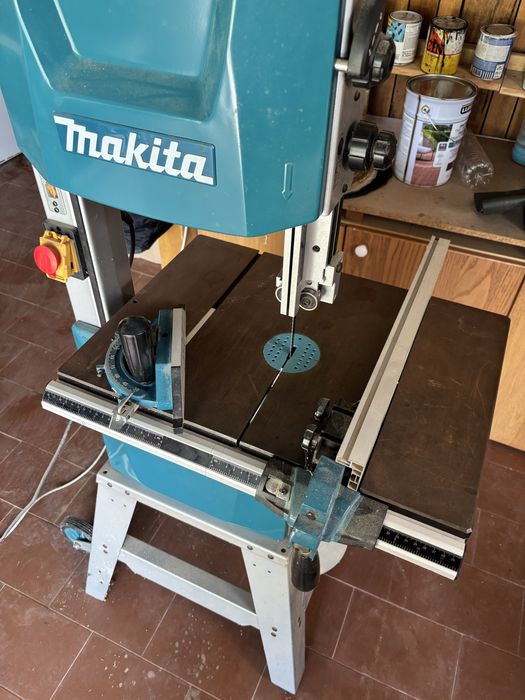 Serra de fita Makita LB1200F como nova