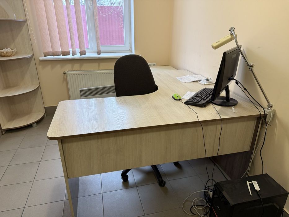 Продам столи компʼютерні письмові (офісні) та інші.  Крісла на колесах