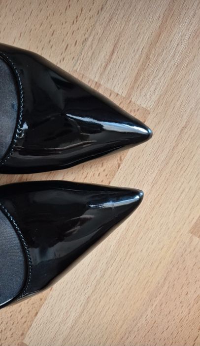 Czarne czółenka bez pięty na słupku z czubkiem w szpic