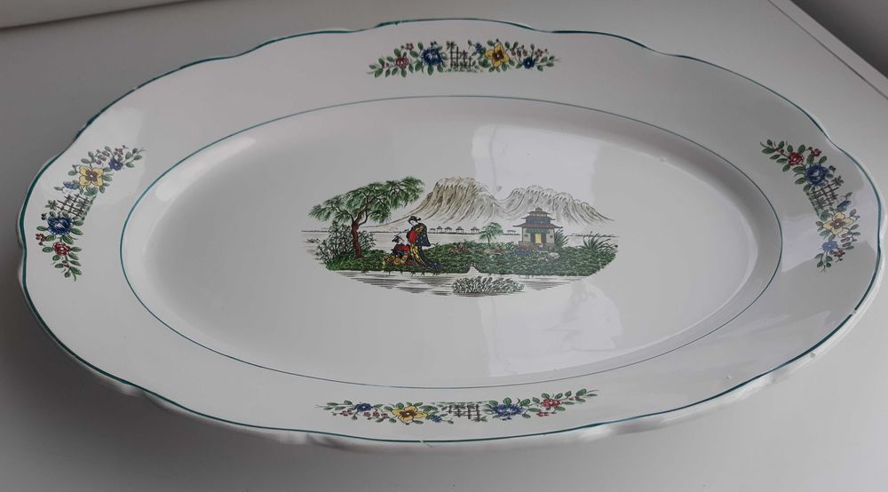 Travessa em faiança Portuguesa de grandes dimensões