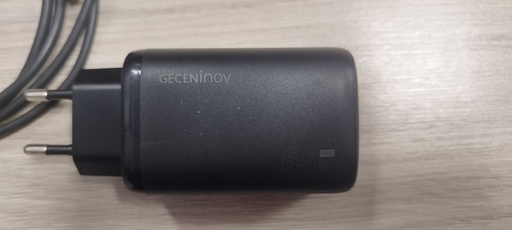 Ładowarka z wieloma portami w tym USB-C, USB-A