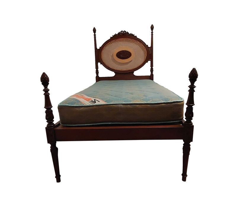 Móveis Quarto de Solteiro com Duas Camas em Madeira e Colchões de Molas, Guarda-roupa, Cómoda e Mesa de Cabeceira