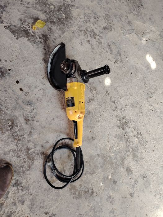 Rebarbadora DeWalt grande.