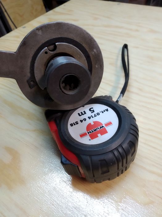 Głowica gwintująca na wiertarkę.