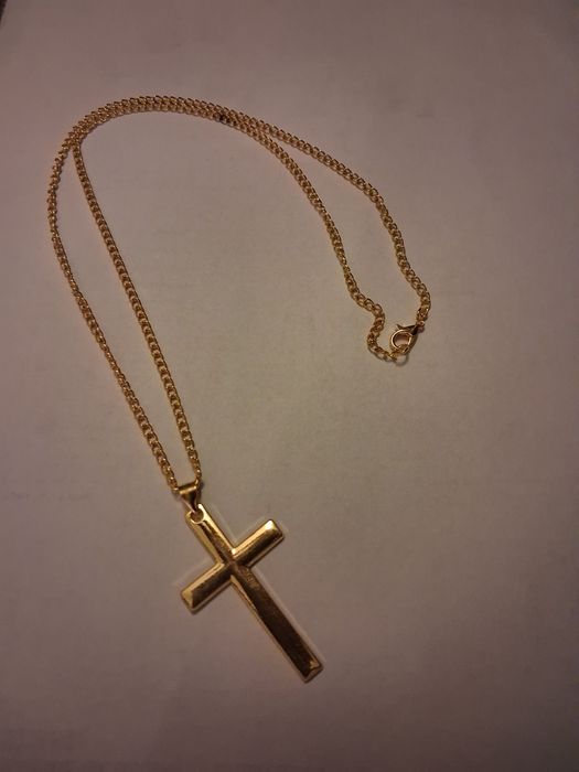 złoty naszyjnik męski ze stali nierdzewnej z krzyżem.