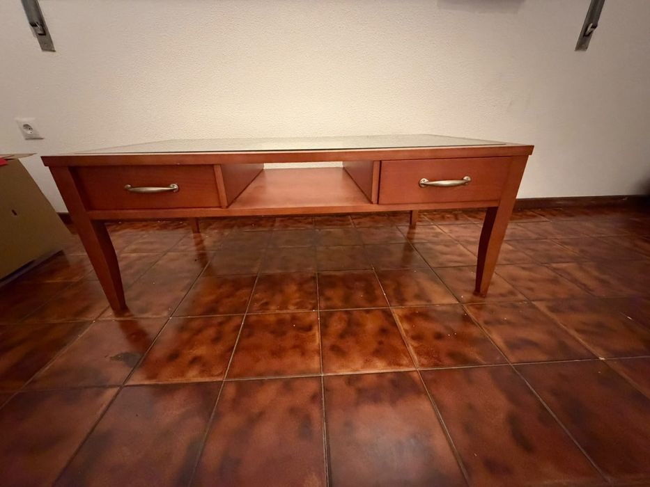 Mesa centro em cerejeira com duas gavetas  medidas 1.10 comprimento largura 60 altura 40