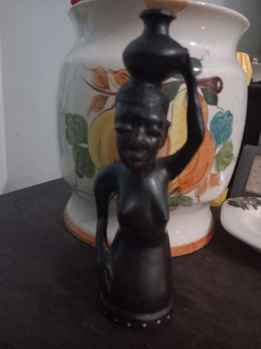 Duas peças africanas esculpidas à  mão  , originárias de Moçambique