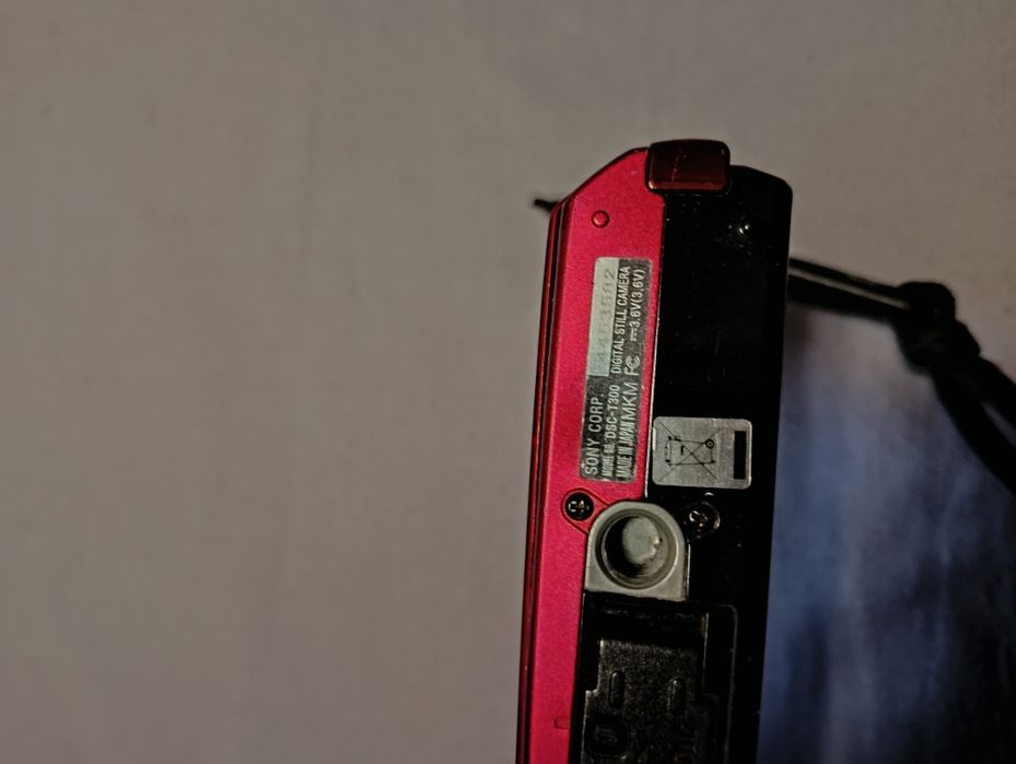 Фотоапарат Sony Cyber-Shot T300 цифровой в красном цвете.