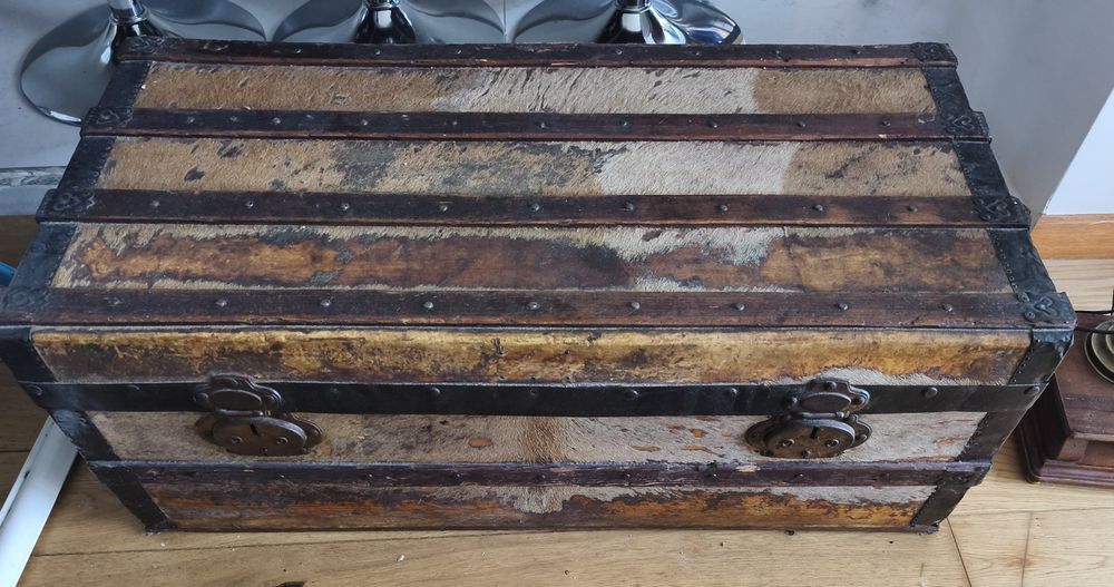 Arca vintage com revestimento de pele