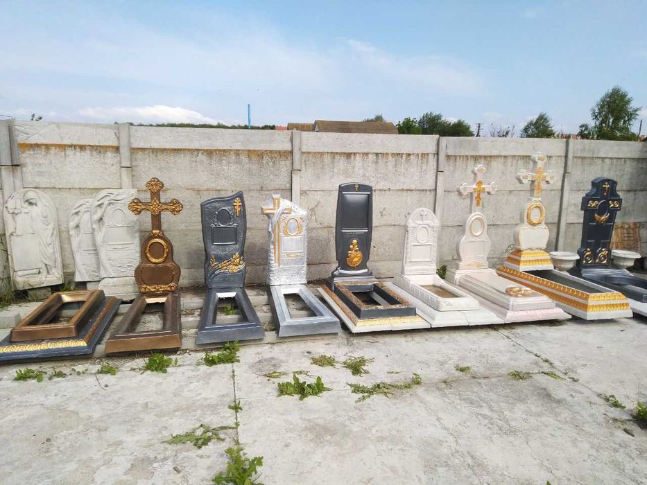 Памятники литые из бетона, плиты противоусадочные  под памятники