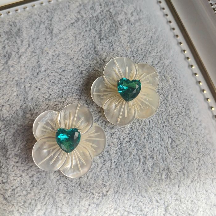 Brinco de coração em zirconia verde turmalina banhada a ouro branco no aço inoxidável