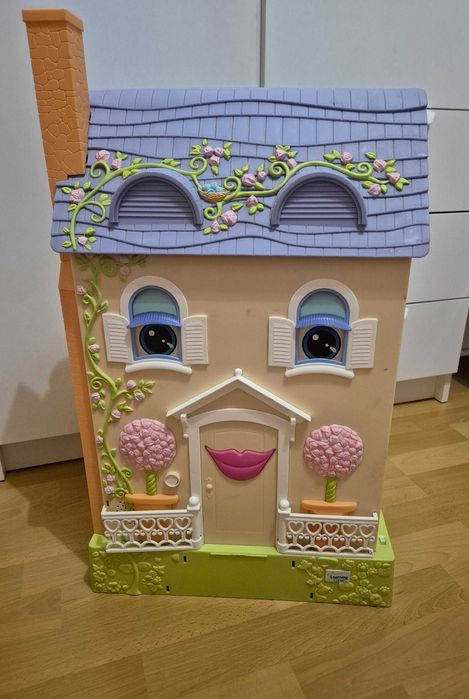 Duży piętrowy domek rozkładany.