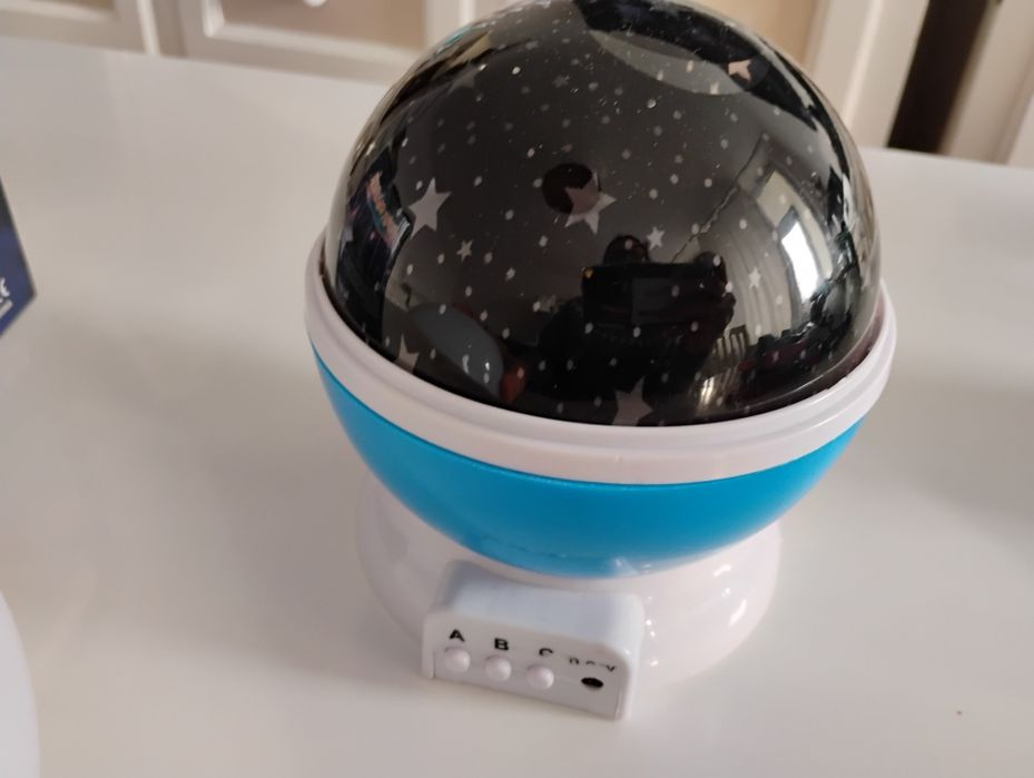 Lampka nocna z projektorem gwiazd