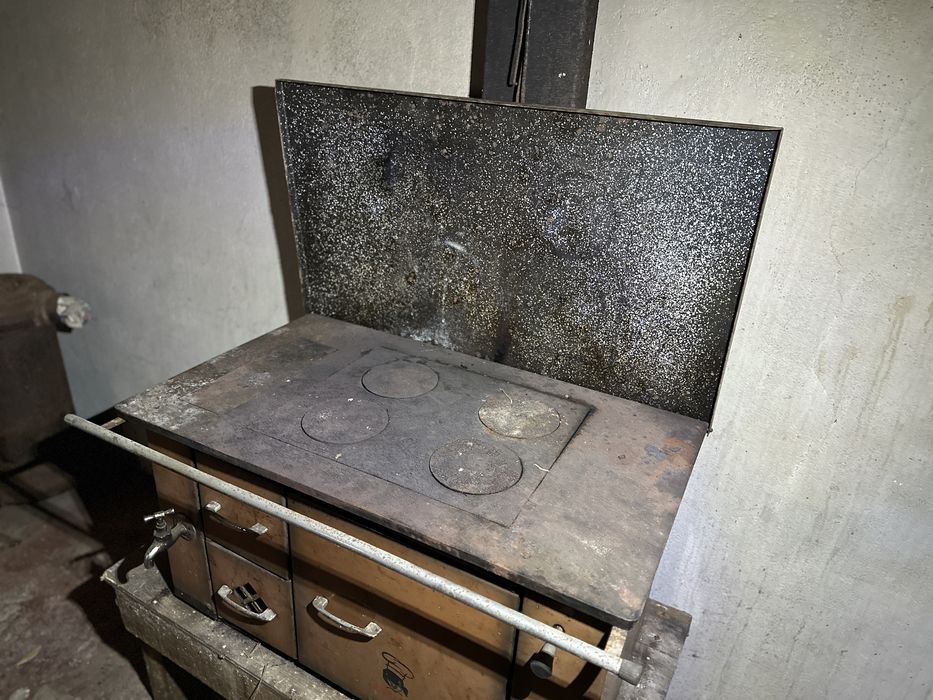 Fogao a lenha enferrujado para renovar