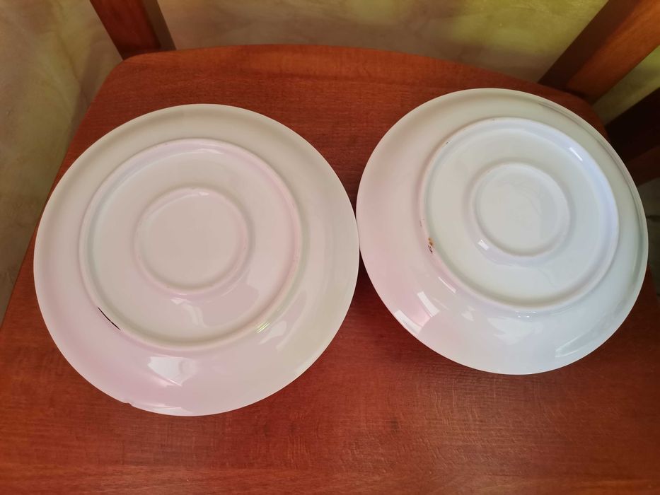 Dwie bulionówki z podstawkami