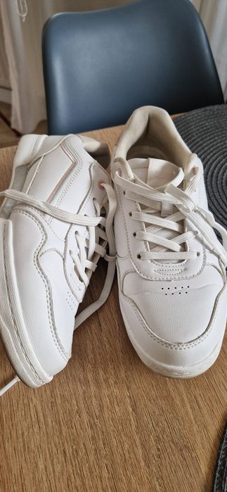 Zadbane Białe Sneakersy Sprandi