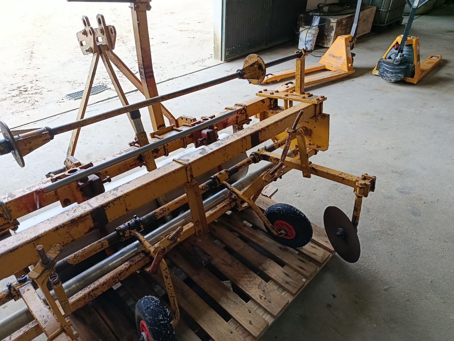 Máquina de espalhar plástico.