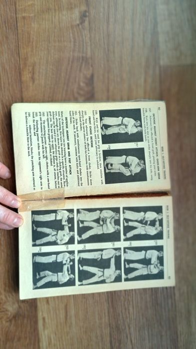 Книга "Карате, самозахист та спортивне" на англійській мові