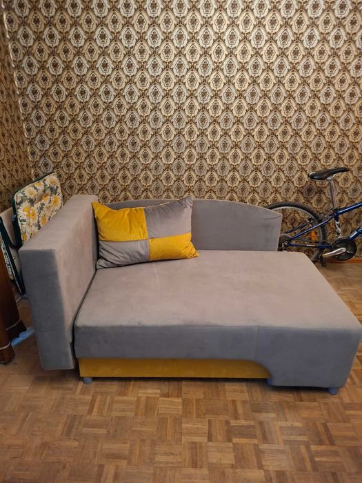 Sofa młodzieżowa jednoosobowa ,rozkładana z pojemnikiem .
