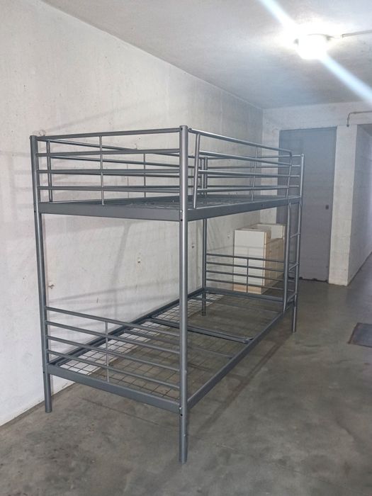 Beliche cama solteiro estrutura metálica resistente, com colchões em e